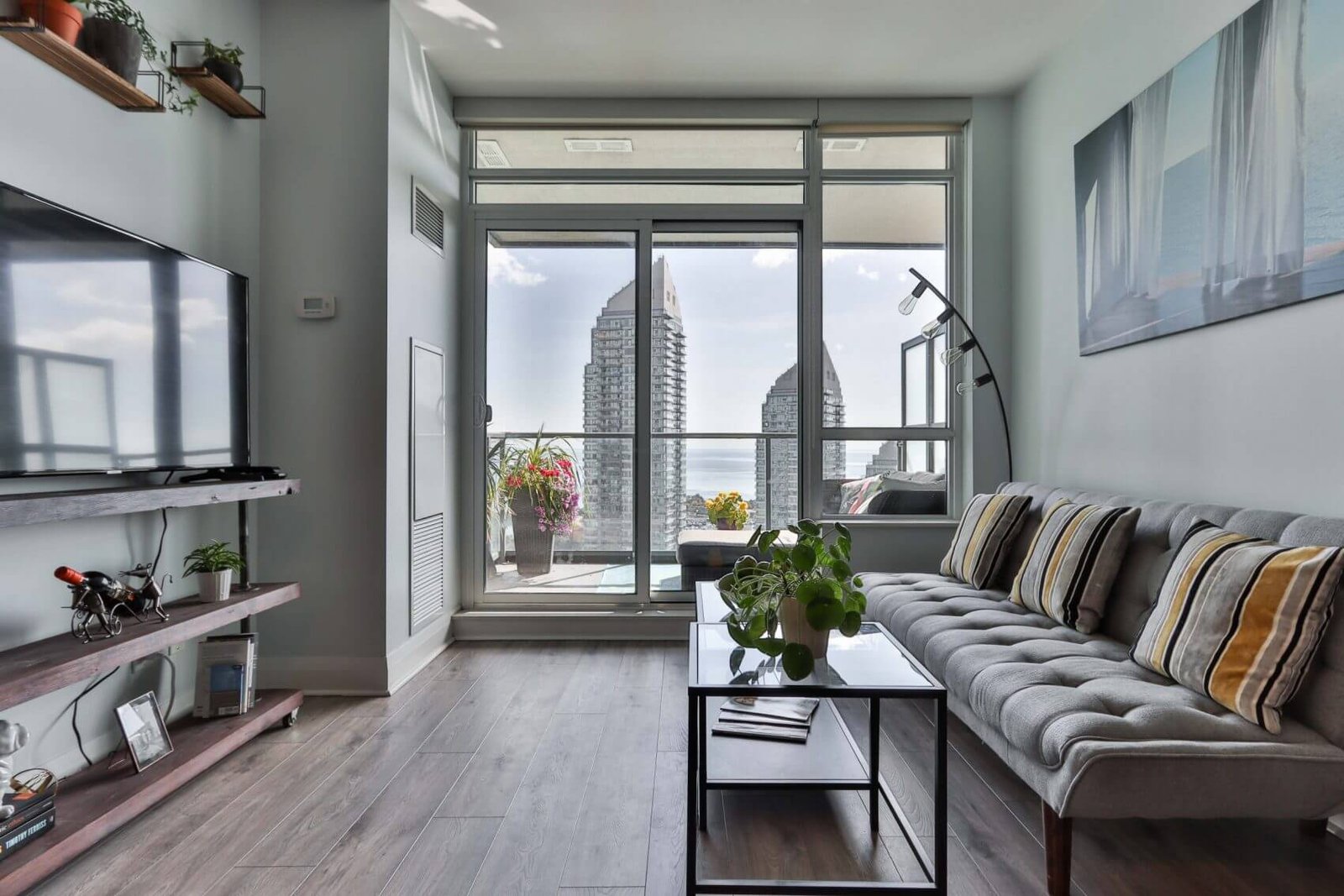 Apartamentos en Bella Vista: referencia visual de una sala residencial
