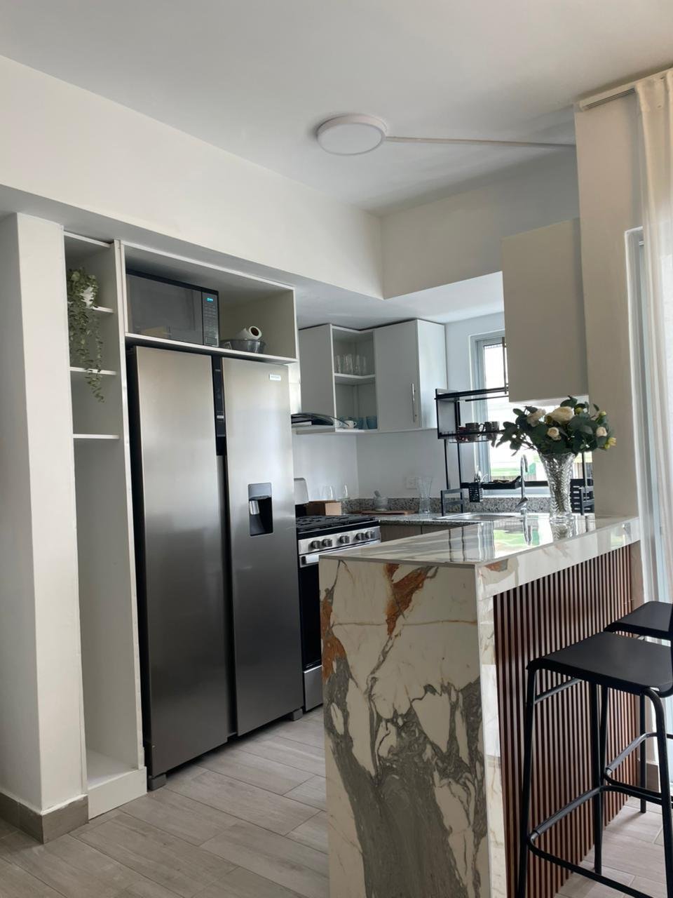 Apartamentos en Evaristo Morales: cocina abierta con desayunador